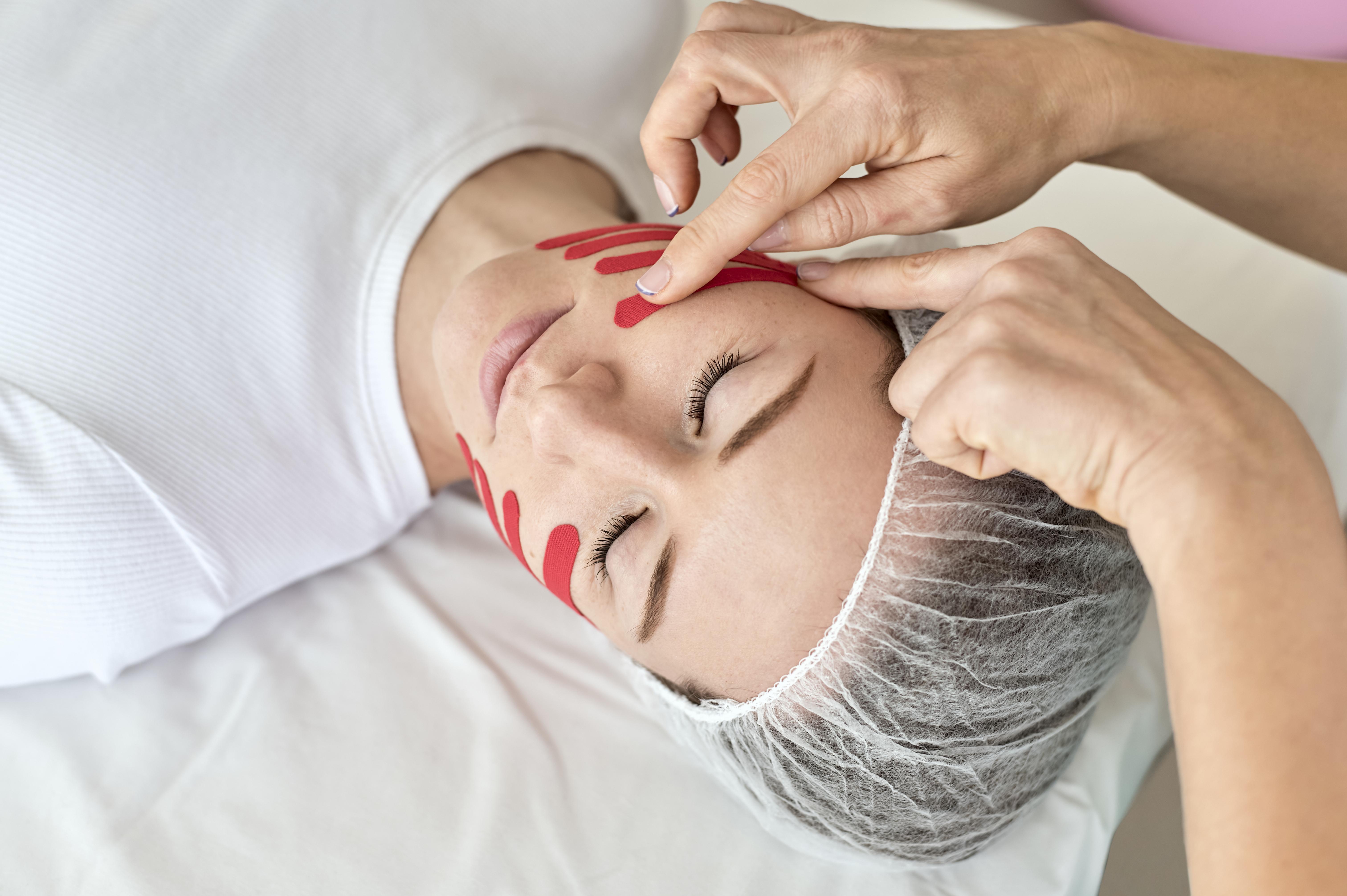 Taping twarzy - kiedy stosować?